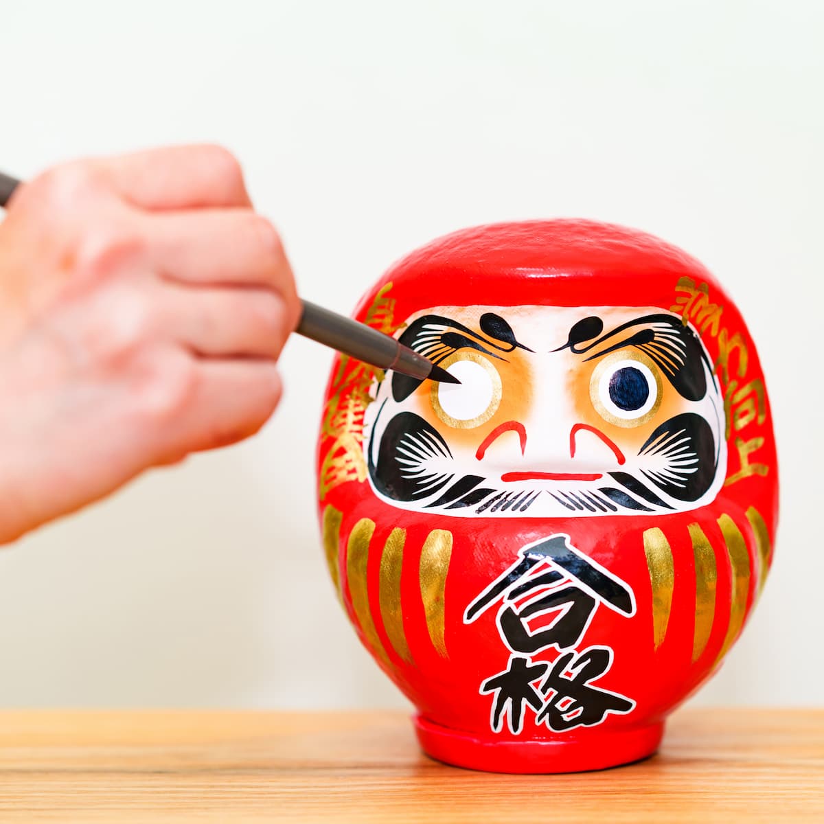 だるまの目はどっちから入れるの？だるまの目を入れるタイミングと入れ方を紹介