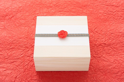 男性に贈る還暦祝いのおすすめ10選！父親・友人・職場の上司に贈りたい厳選ギフト