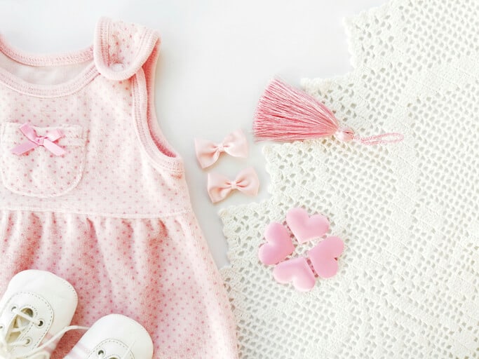 女の子に贈るベビー服の出産祝いおすすめブランド&商品10選！人気ブランドのかわいい商品も