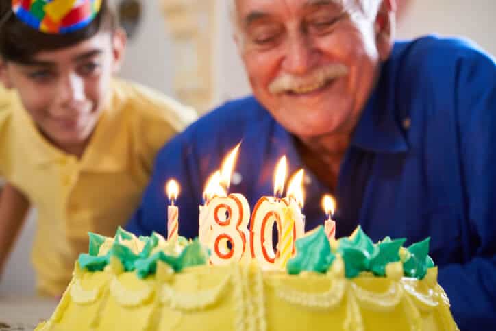 80歳の父親が喜ぶ上質な傘寿のお祝い10選！名入れグッズから価値ある伝統工芸品まで