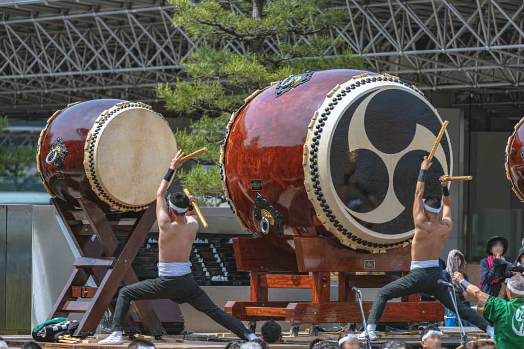 和太鼓の種類・歴史・たたき方などの基礎知識から和太鼓の楽しみ方まで紹介