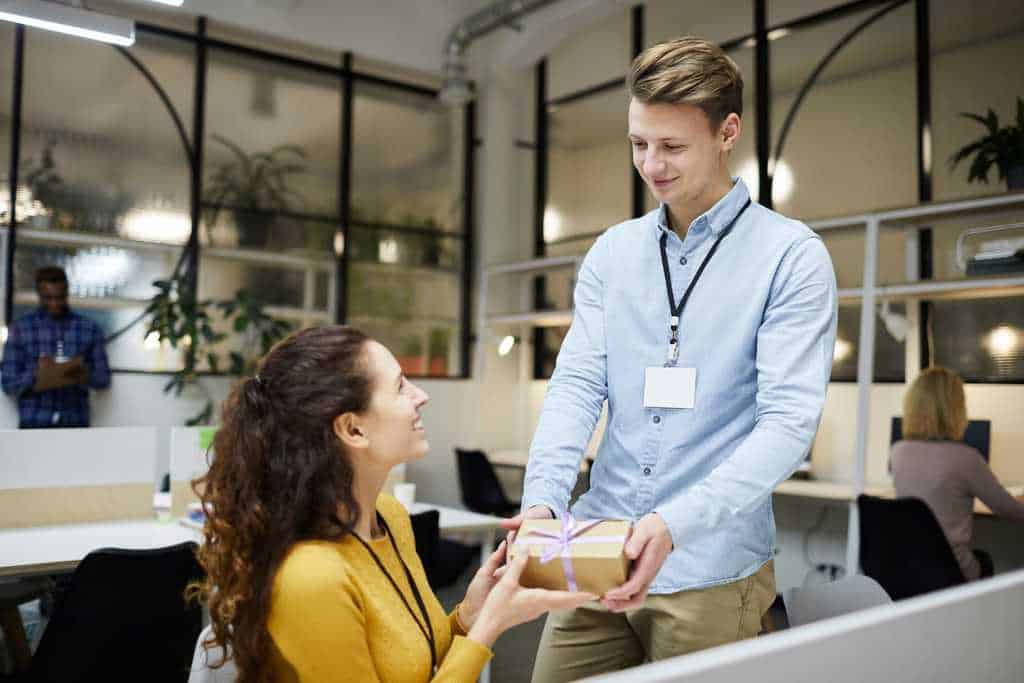 職場の人への結婚祝いのお返し8選｜結婚内祝いを贈るときのマナーも解説