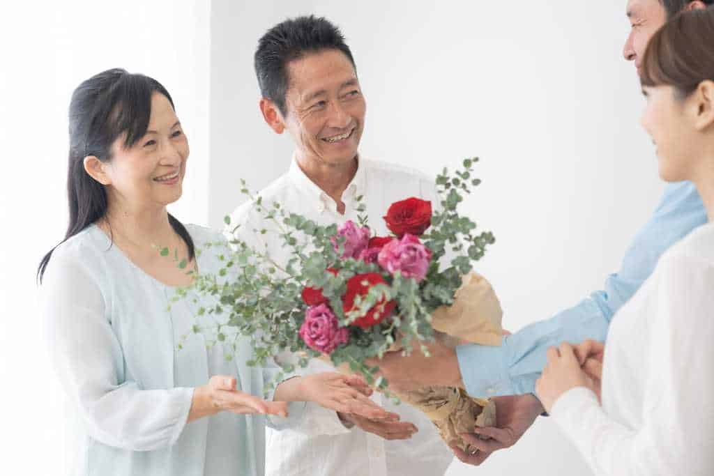 両親への内祝いおすすめ10選｜感謝の気持ちを伝えるオプションサービスも紹介